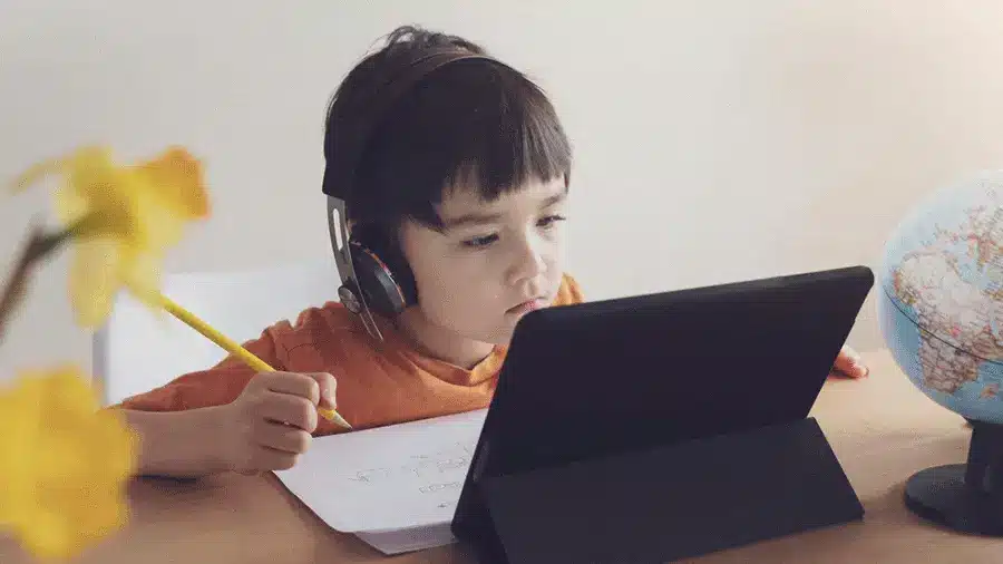 كيف يمكن لحمد أكاديمي مساعدة الآباء على تحفيز أبنائهم للتعلم عن بعد