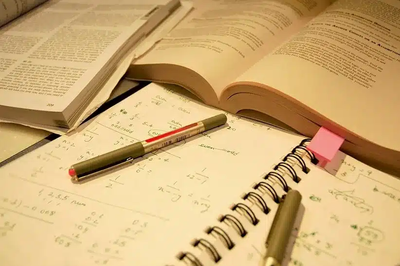 ما المواد التي يمكن دراستها ضمن المنهج الإماراتي أونلاين؟
