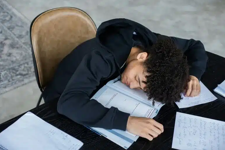 ماذا تفعل الأسرة بعد نتيجة دراسية ضعيفة؟ خطوات عملية لدعم الطالب وتحسين مستواه